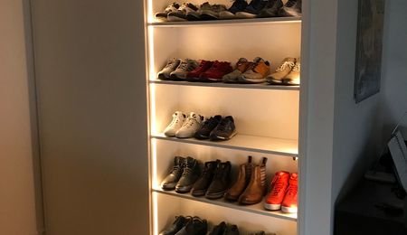 Schuhschrank mit Innenbeleuchtung