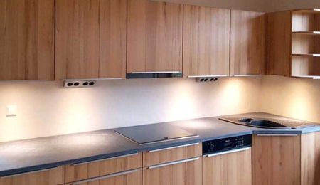 Küche aus Holz mit indirekter Beleuchtung